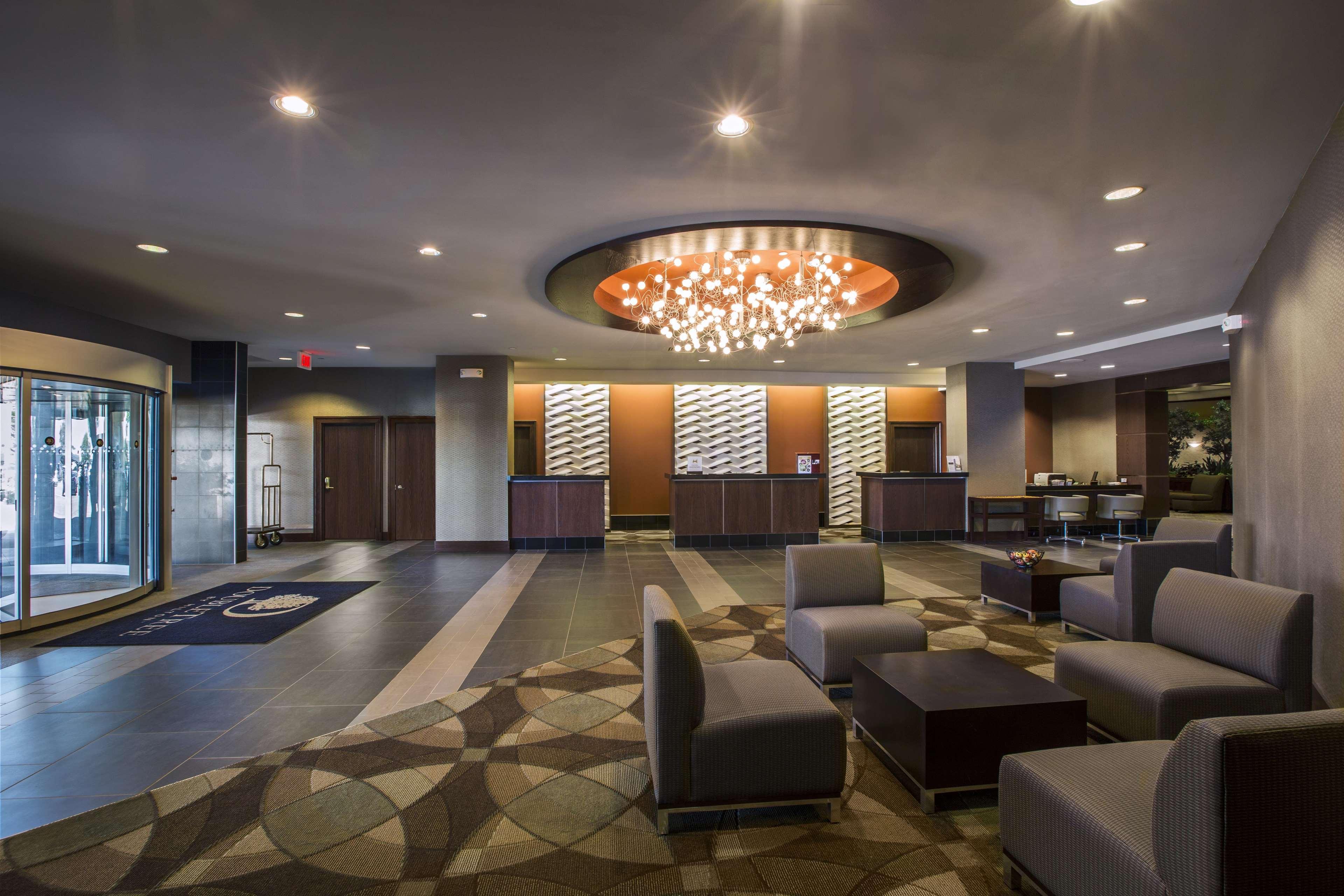 Отель Doubletree By Hilton Wichita Airport Интерьер фото