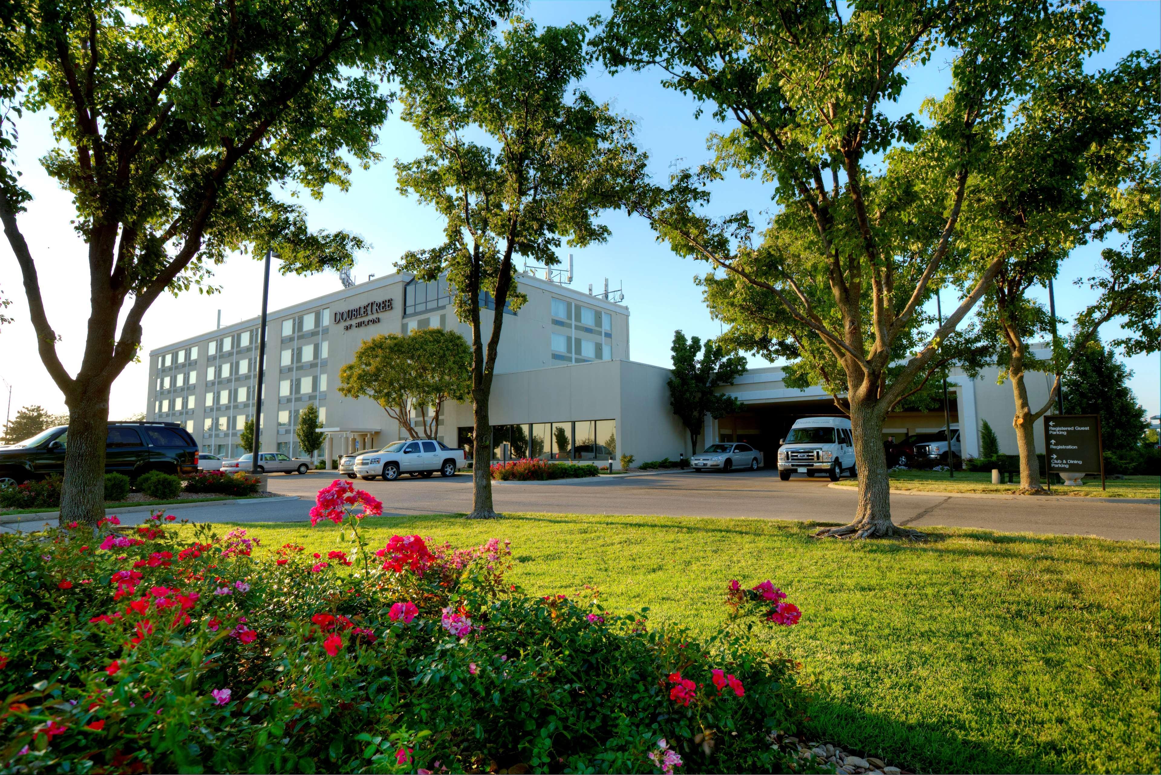 Отель Doubletree By Hilton Wichita Airport Экстерьер фото