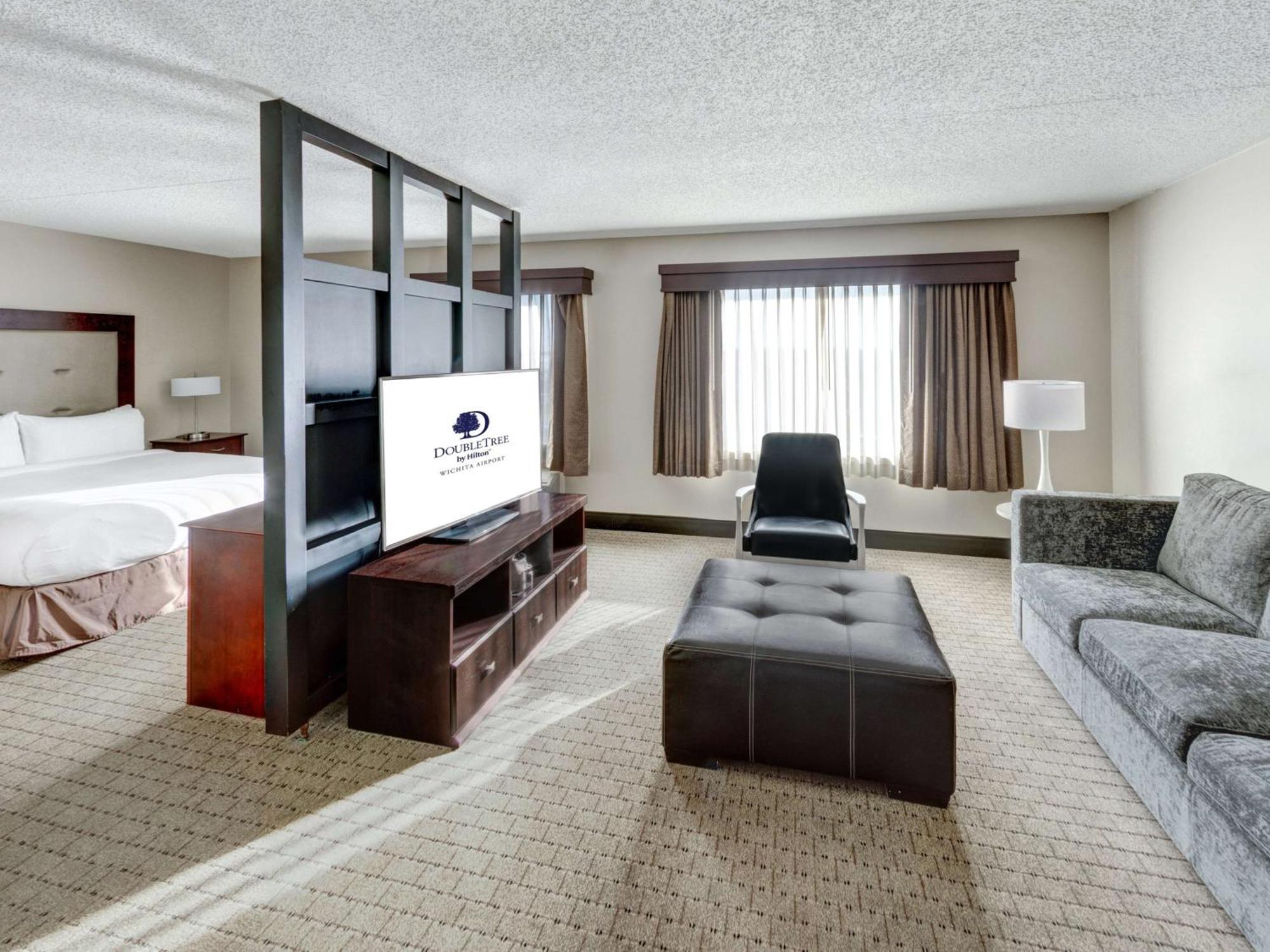 Отель Doubletree By Hilton Wichita Airport Экстерьер фото