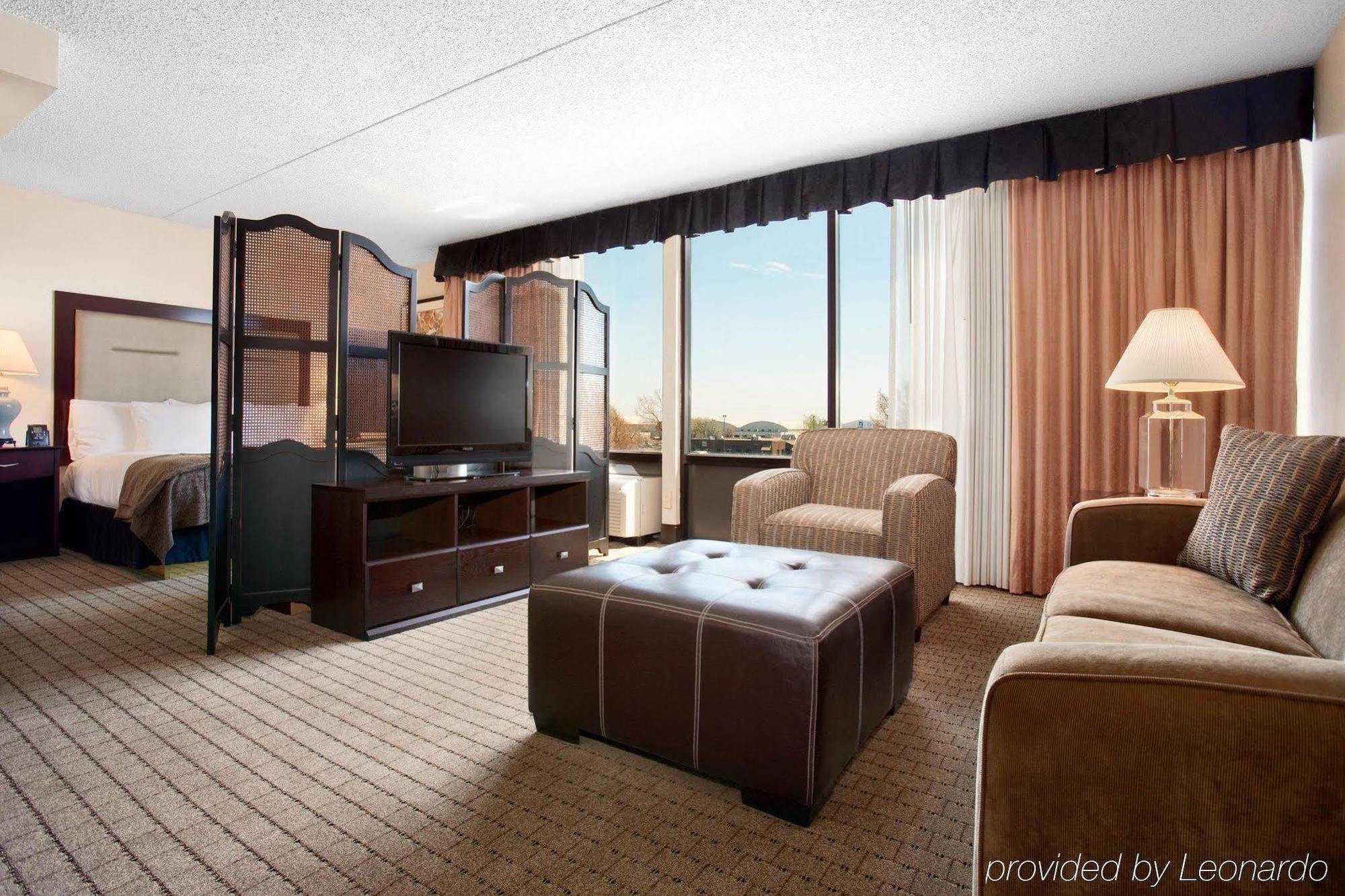 Отель Doubletree By Hilton Wichita Airport Номер фото